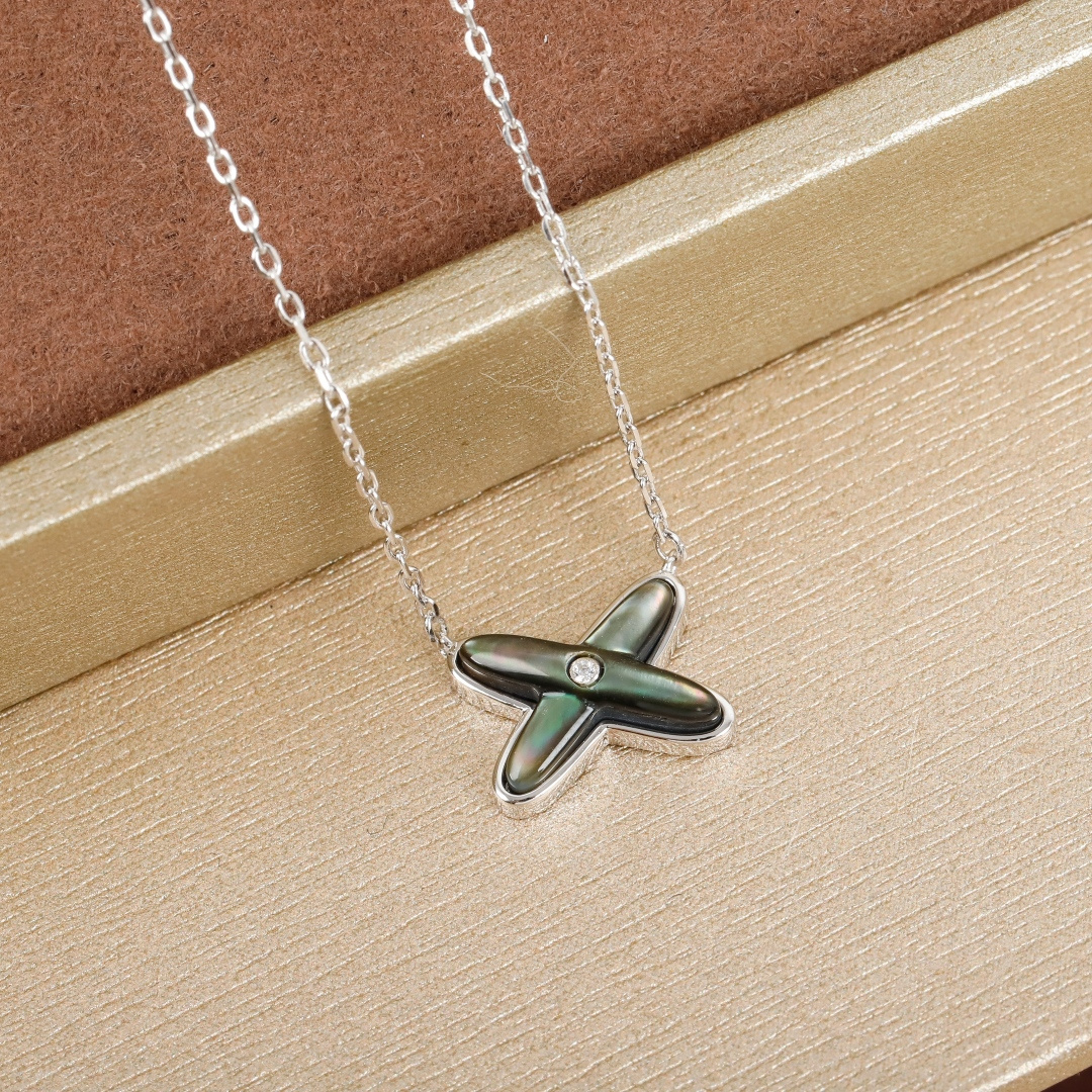 【】 liens交叉项链官网10800，认准唯一一家购入珠宝类官网开发的，可以订制真金真钻，量大咨询客F