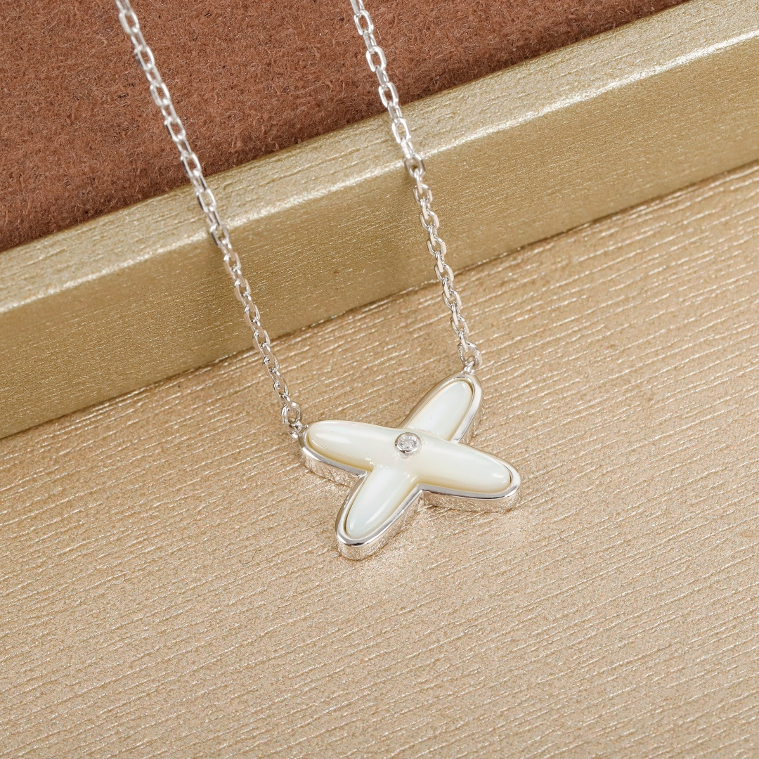 【】 liens交叉项链官网10800，认准唯一一家购入珠宝类官网开发的，可以订制真金真钻，量大咨询客F