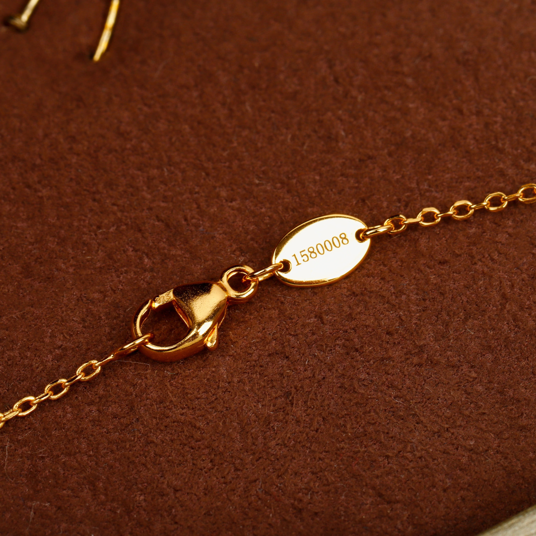 【】 liens交叉项链官网10800，认准唯一一家购入珠宝类官网开发的，可以订制真金真钻，量大咨询客F