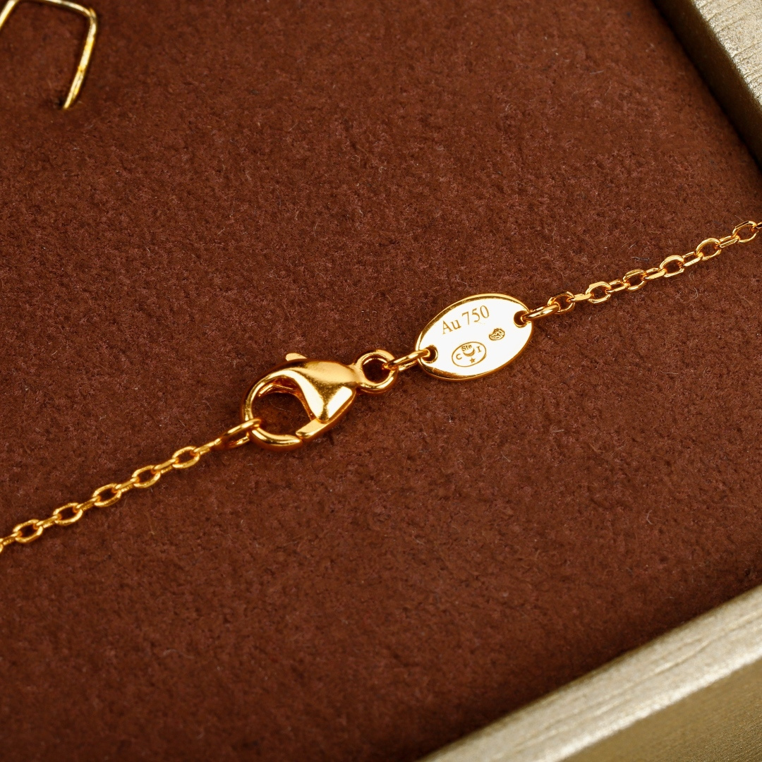 【】 liens交叉项链官网10800，认准唯一一家购入珠宝类官网开发的，可以订制真金真钻，量大咨询客F