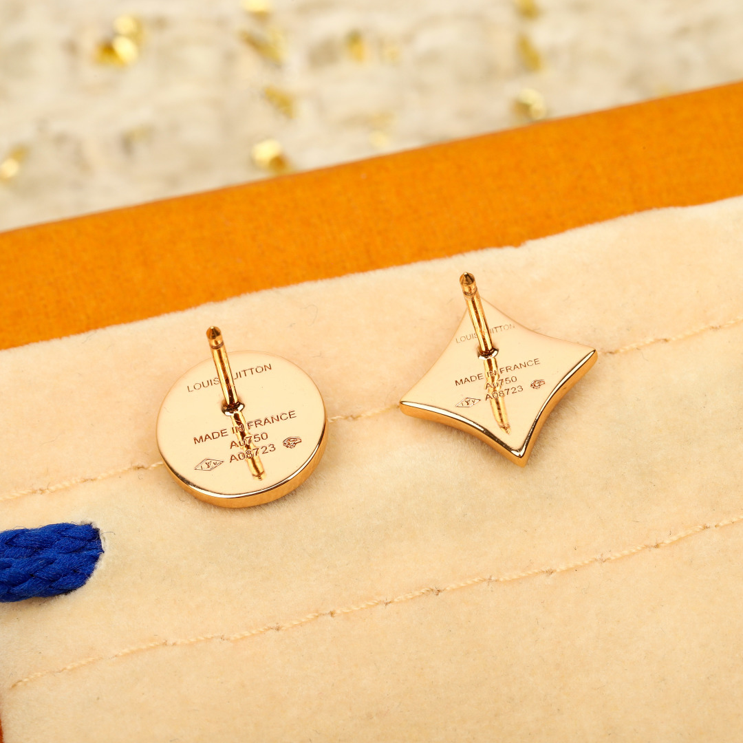 【】，新年限量款耳钉，可订做真金真钻，只做对版官网真金货，Pk市面各种金货❗️量大咨询客FuColor 