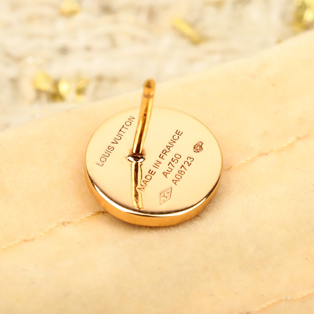 【】，新年限量款耳钉，可订做真金真钻，只做对版官网真金货，Pk市面各种金货❗️量大咨询客FuColor 