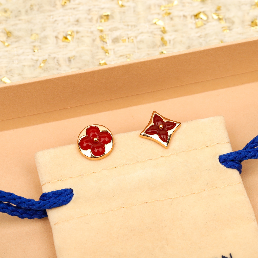 【】，新年限量款耳钉，可订做真金真钻，只做对版官网真金货，Pk市面各种金货❗️量大咨询客FuColor 