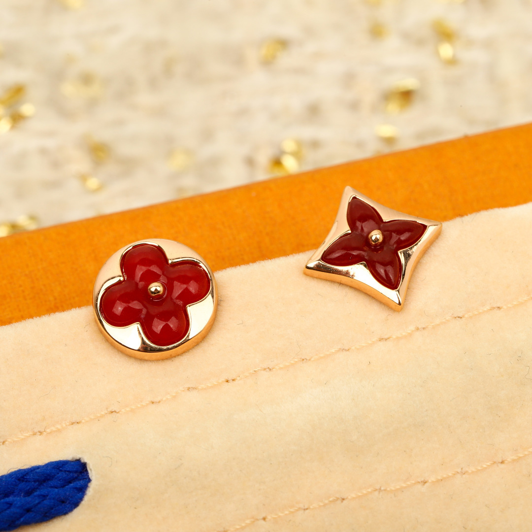 【】，新年限量款耳钉，可订做真金真钻，只做对版官网真金货，Pk市面各种金货❗️量大咨询客FuColor 