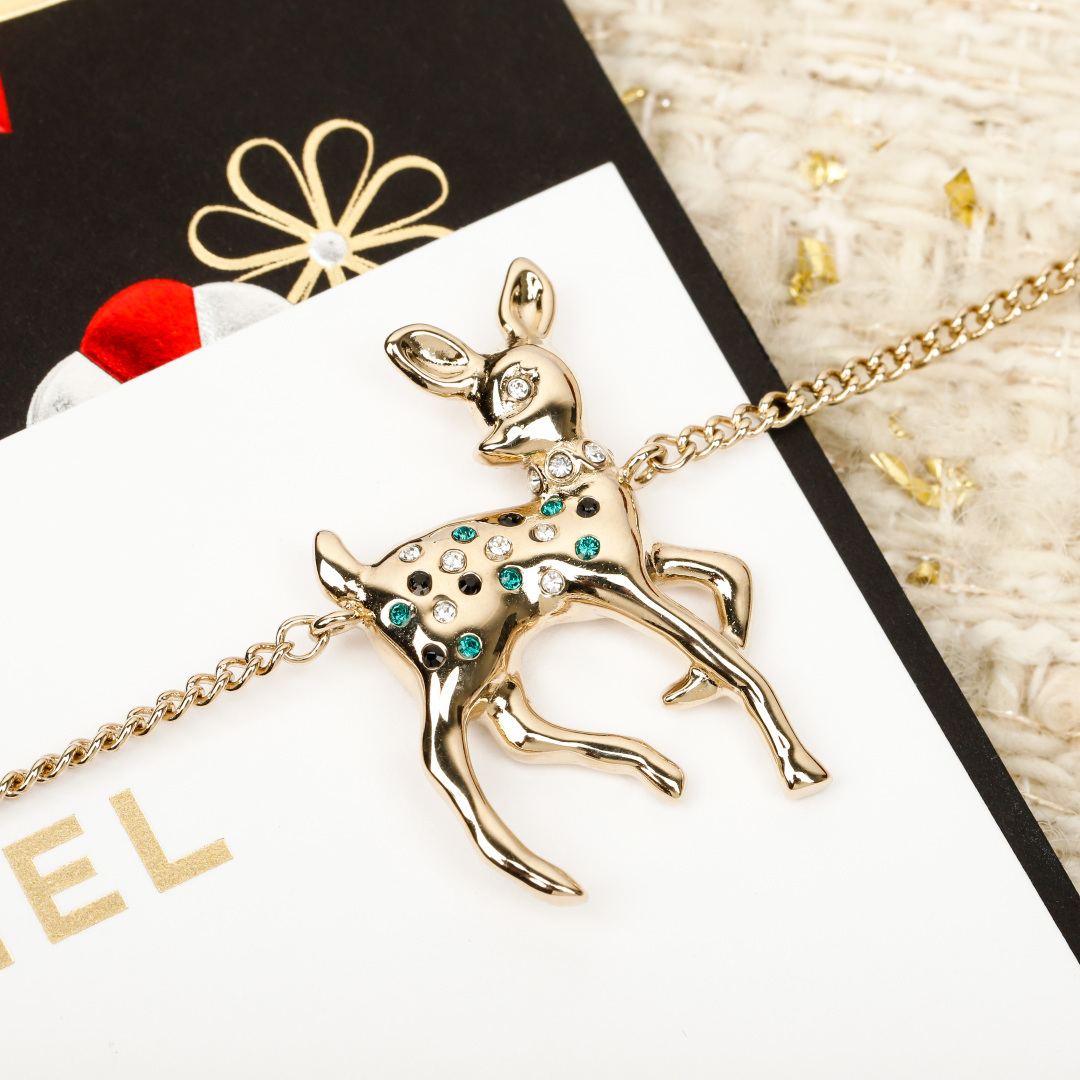 【】量大咨询客Fu❗️【香 圣诞限定款小鹿🦌项链】本季度的惊喜是小鹿🦌给的🤩🤩立体的小鹿，灵气满满！小鹿