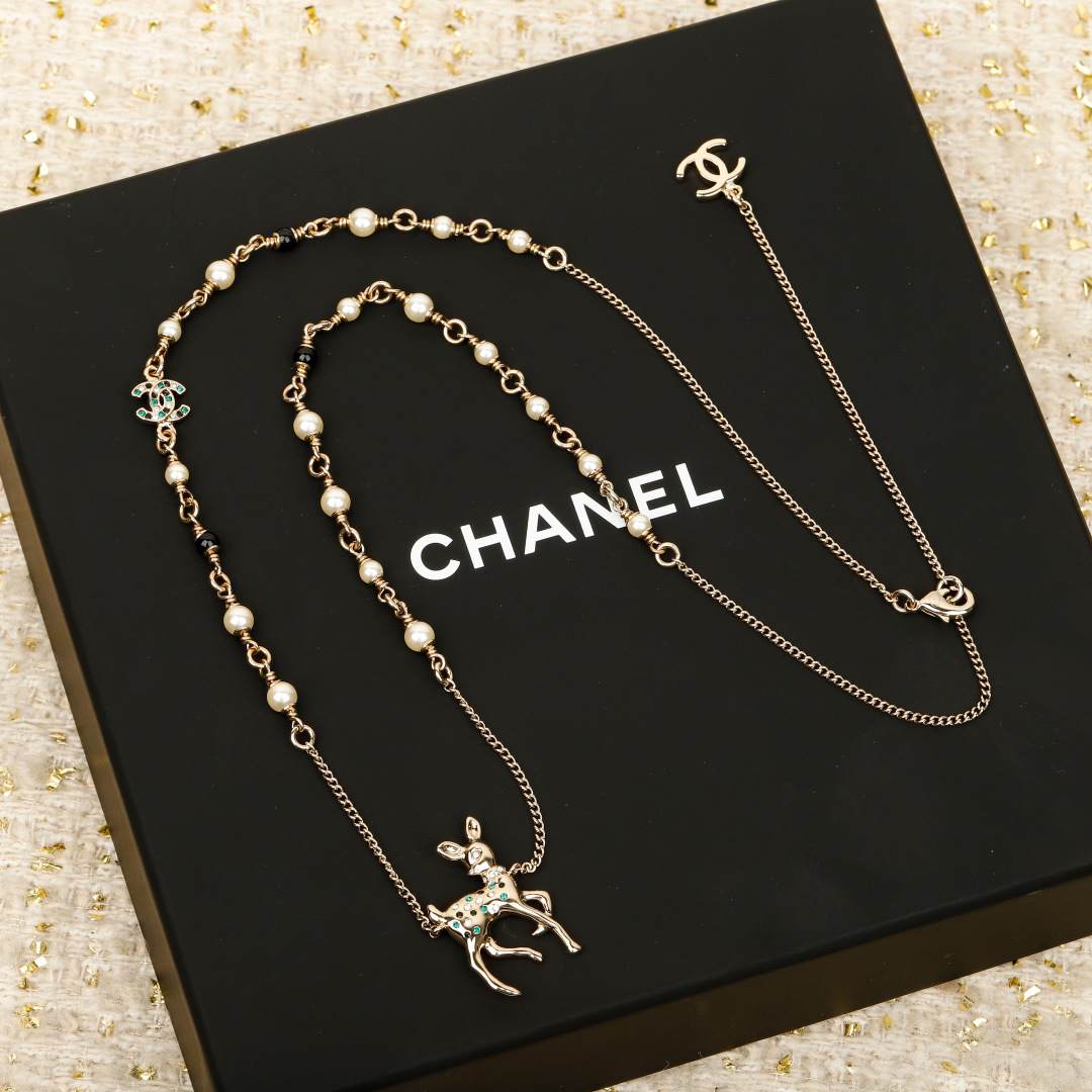 【】量大咨询客Fu❗️【香 圣诞限定款小鹿🦌项链】本季度的惊喜是小鹿🦌给的🤩🤩立体的小鹿，灵气满满！小鹿