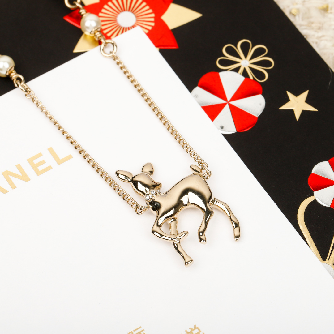 【】量大咨询客Fu❗️【香 圣诞限定款小鹿🦌项链】本季度的惊喜是小鹿🦌给的🤩🤩立体的小鹿，灵气满满！小鹿