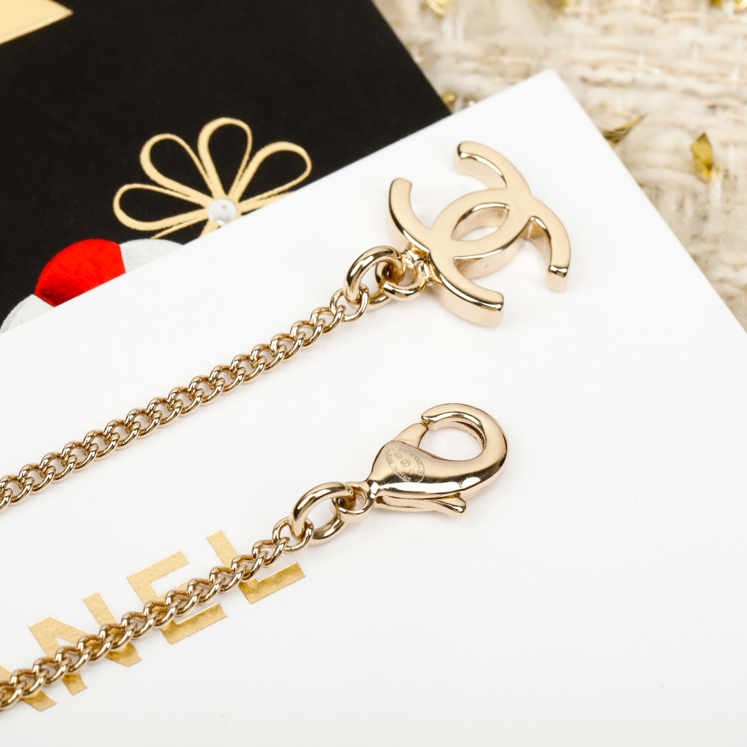 【】量大咨询客Fu❗️【香 圣诞限定款小鹿🦌项链】本季度的惊喜是小鹿🦌给的🤩🤩立体的小鹿，灵气满满！小鹿