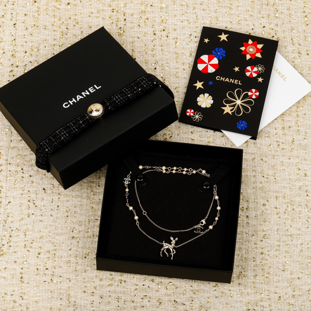 【】量大咨询客Fu❗️【香 圣诞限定款小鹿🦌项链】本季度的惊喜是小鹿🦌给的🤩🤩立体的小鹿，灵气满满！小鹿