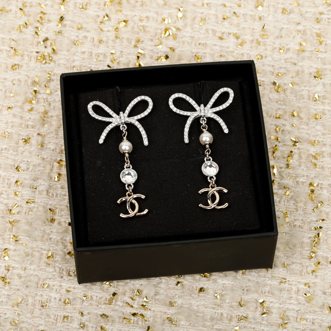 【】官网 7700❗️量大咨询客Fu❗。。本季必入爆款25K新款金色【Ch@nel蝴蝶结吊双C耳环】。火