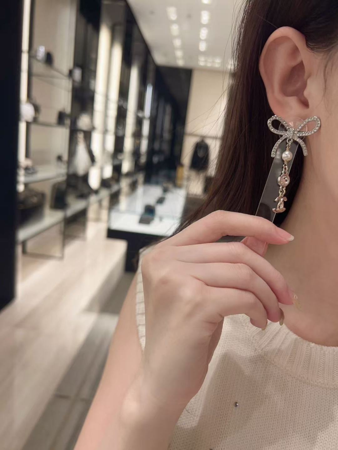 【】官网 7700❗️量大咨询客Fu❗。。本季必入爆款25K新款金色【Ch@nel蝴蝶结吊双C耳环】。火