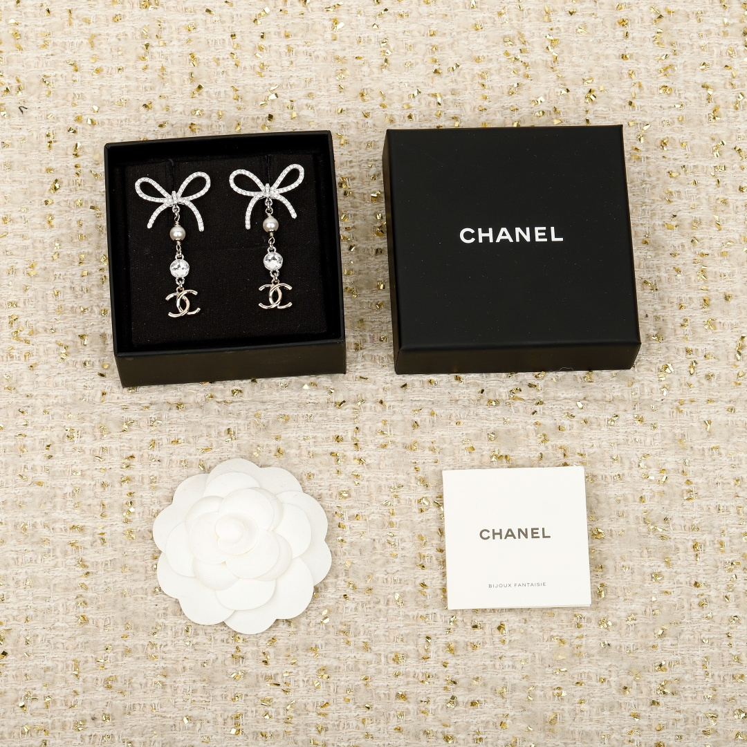 【】官网 7700❗️量大咨询客Fu❗。。本季必入爆款25K新款金色【Ch@nel蝴蝶结吊双C耳环】。火