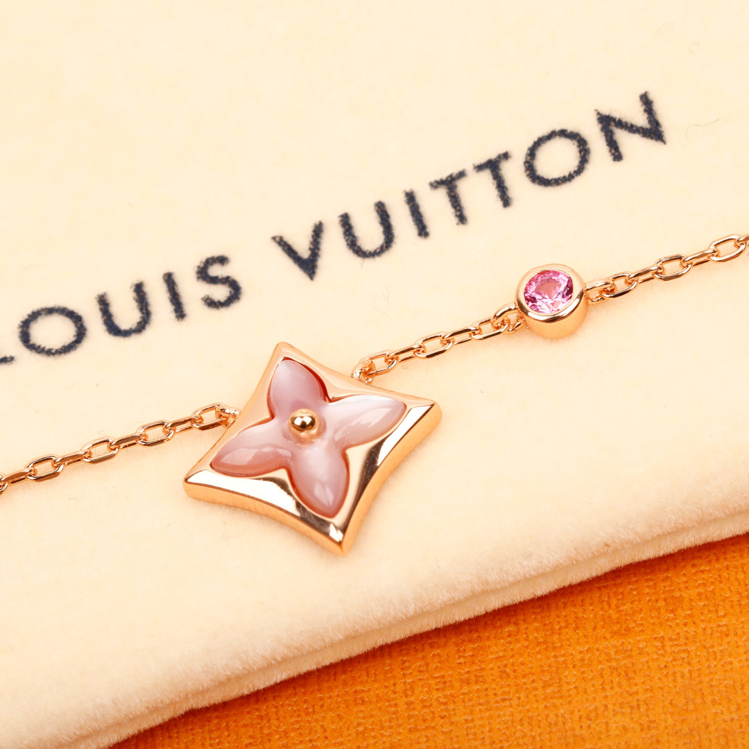 【】【官网限量版红玉髓项链，手链】现货❗️SuPer无敌显白的红玉髓限量版项链，终于出货了😋限量版项链由