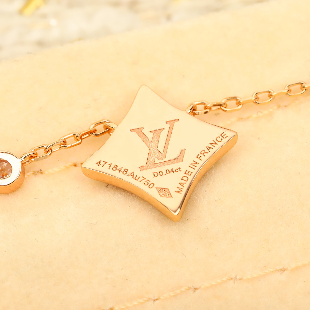 【】【官网限量版红玉髓项链，手链】现货❗️SuPer无敌显白的红玉髓限量版项链，终于出货了😋限量版项链由