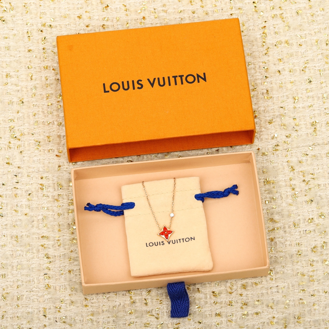 【】【官网限量版红玉髓项链，手链】现货❗️SuPer无敌显白的红玉髓限量版项链，终于出货了😋限量版项链由