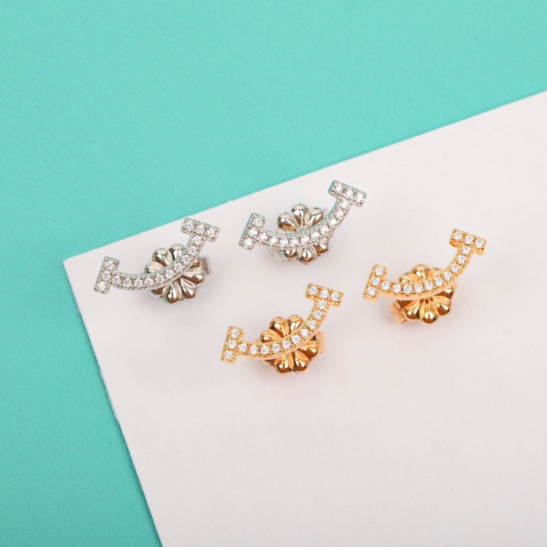 【】微笑带钻耳钉 官网。17 400+ 可订做真金真钻，只做对版官网真金货，Pk市面各种金货❗️量大咨询