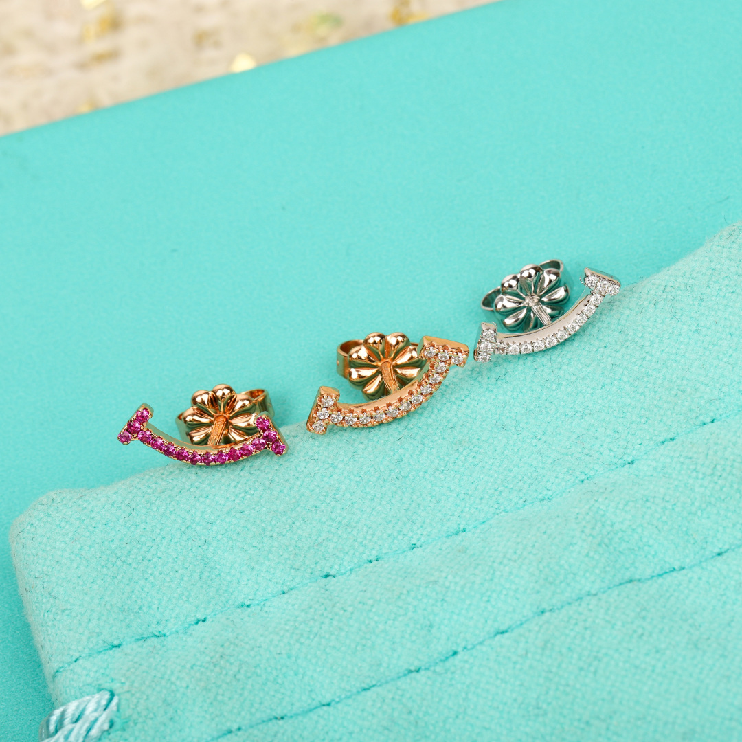 【】微笑带钻耳钉 官网。17 400+ 可订做真金真钻，只做对版官网真金货，Pk市面各种金货❗️量大咨询