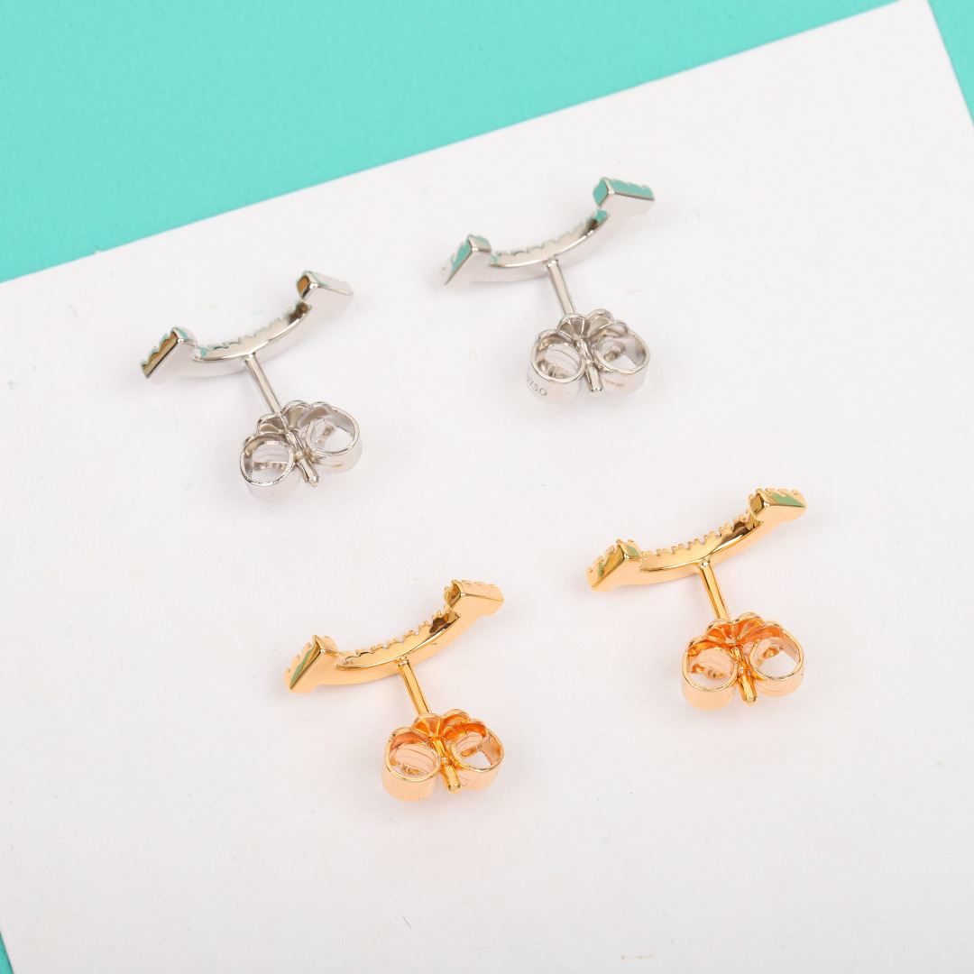 【】微笑带钻耳钉 官网。17 400+ 可订做真金真钻，只做对版官网真金货，Pk市面各种金货❗️量大咨询