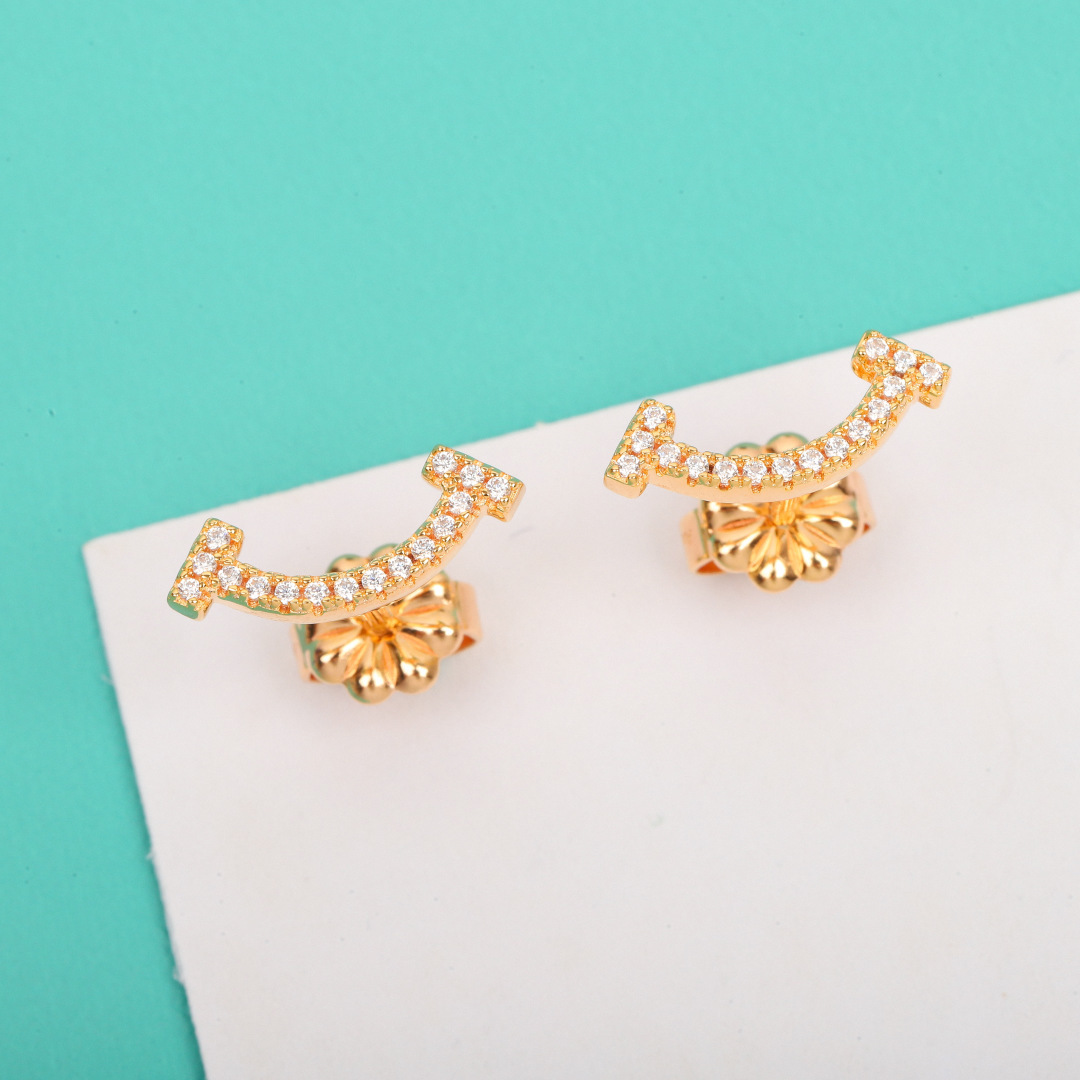 【】微笑带钻耳钉 官网。17 400+ 可订做真金真钻，只做对版官网真金货，Pk市面各种金货❗️量大咨询