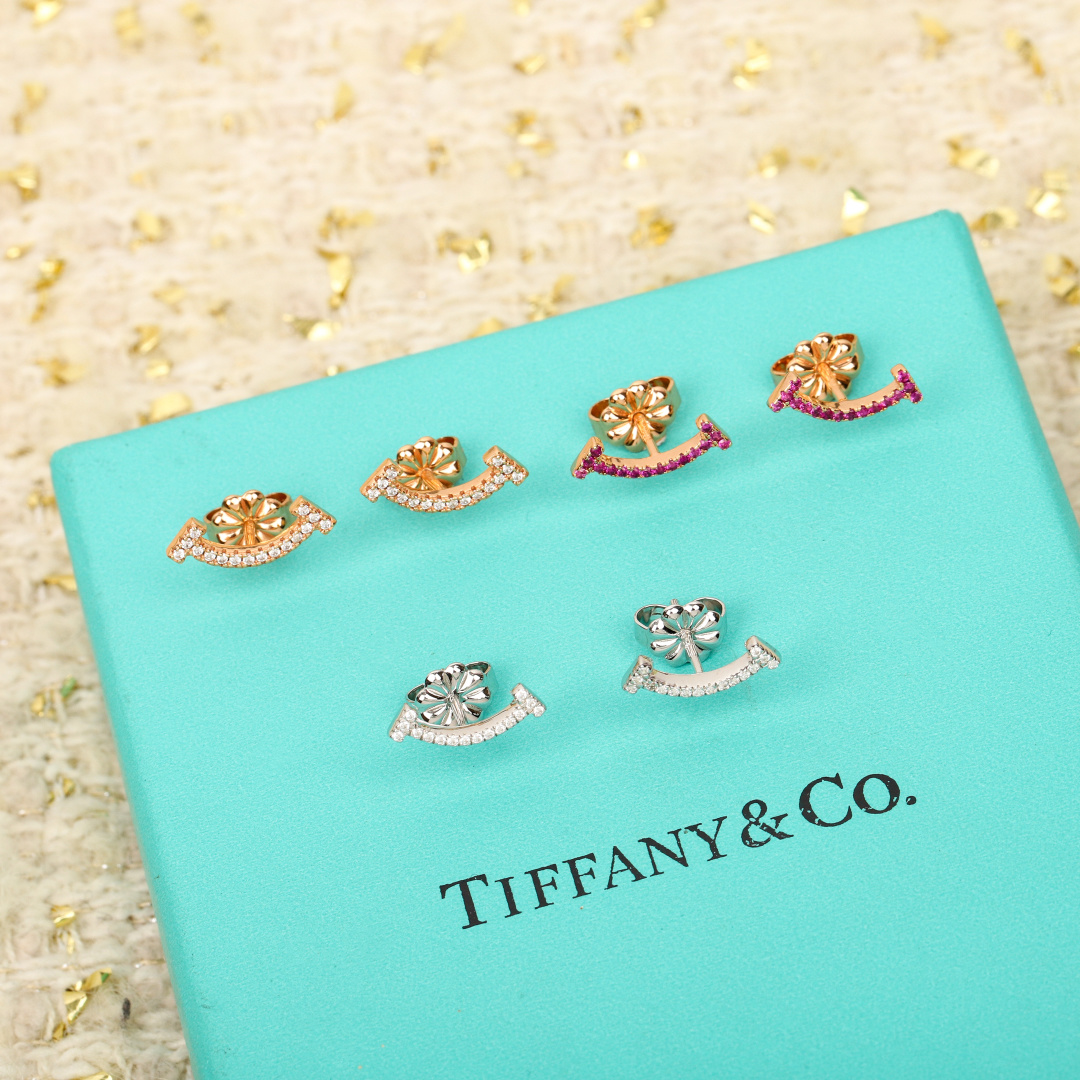 【】微笑带钻耳钉 官网。17 400+ 可订做真金真钻，只做对版官网真金货，Pk市面各种金货❗️量大咨询