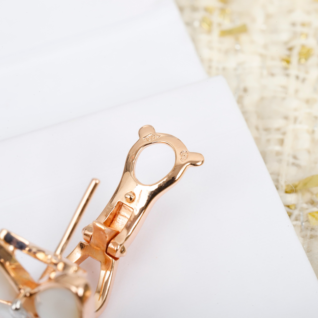 【】蝴蝶耳扣 官网。109 000+ 认准唯一一家真正购入珠宝类官网开发的，可订做真金真钻版，只做对版真