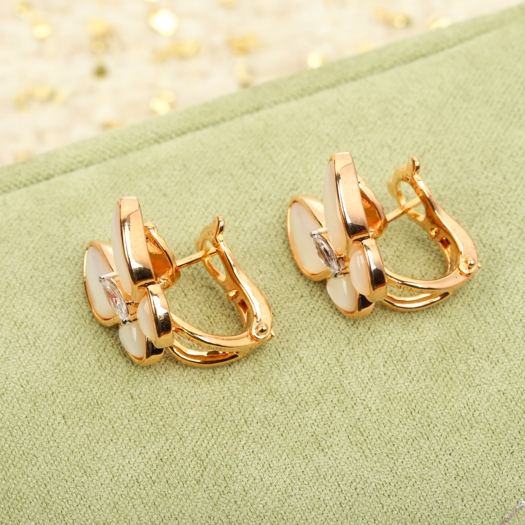 【】蝴蝶耳扣 官网。109 000+ 认准唯一一家真正购入珠宝类官网开发的，可订做真金真钻版，只做对版真