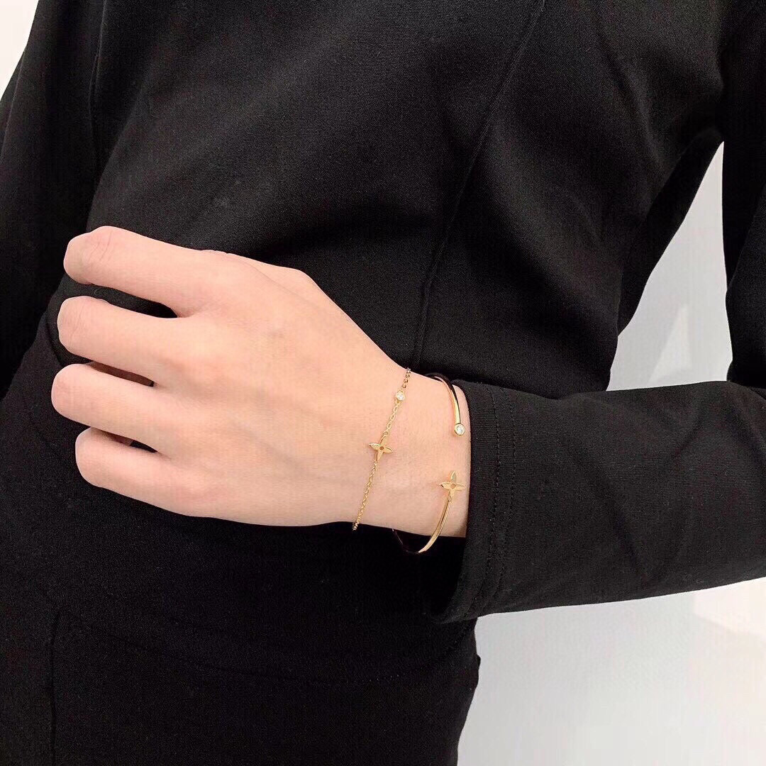 【纯银精工版电0.5咪金】louls vulttoN 系列很是推荐，上手非常的简约大方！这次工艺，不再是