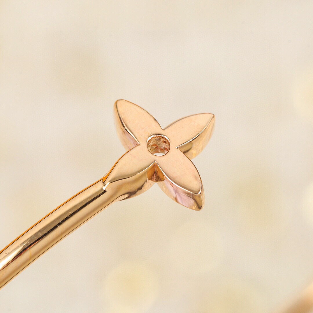 【纯银精工版电0.5咪金】louls vulttoN 系列很是推荐，上手非常的简约大方！这次工艺，不再是