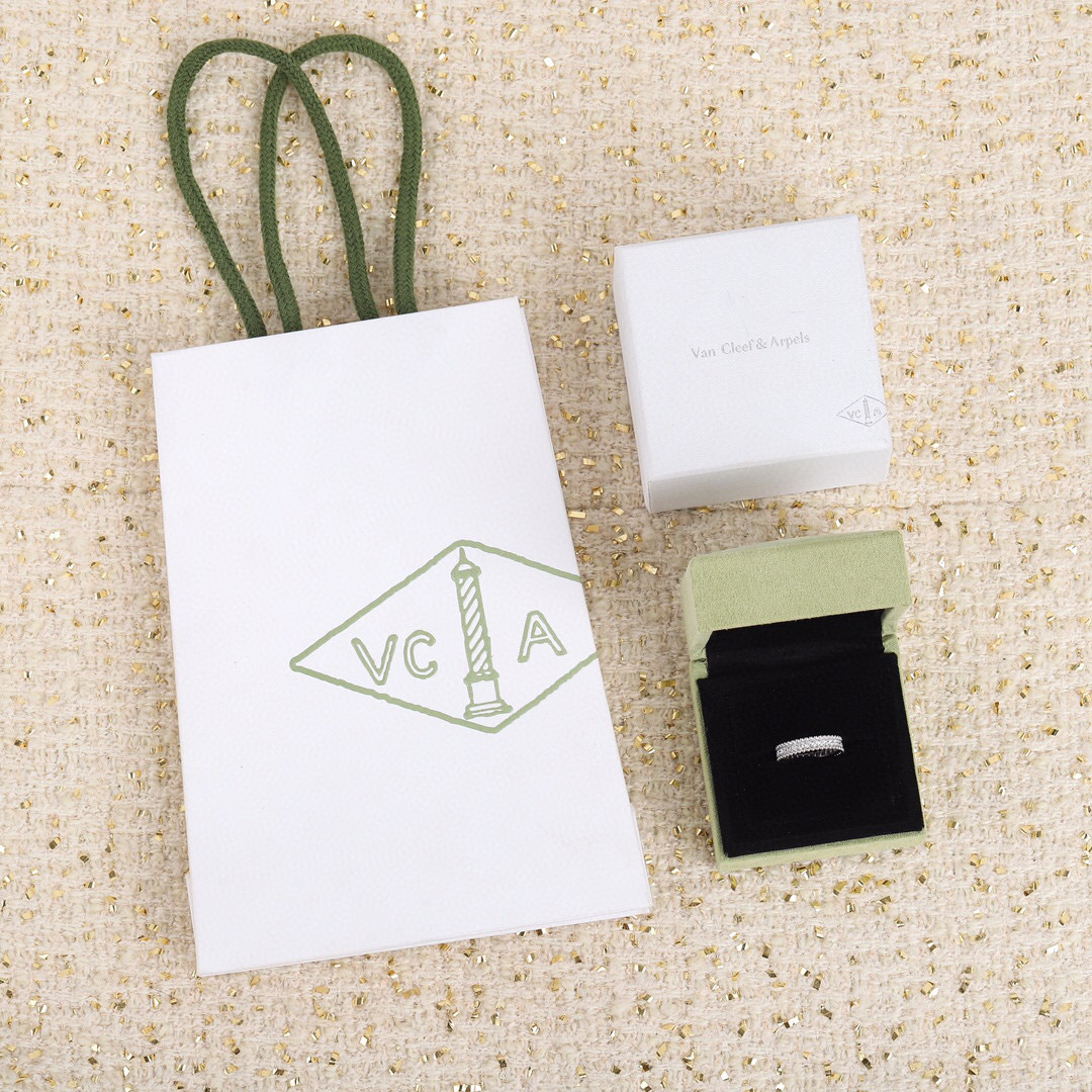 【代购级别】官网。33800，[得意]戴上它 去到官网 SA会夸你的戒指真好看，真正对珠宝类官网开发的，