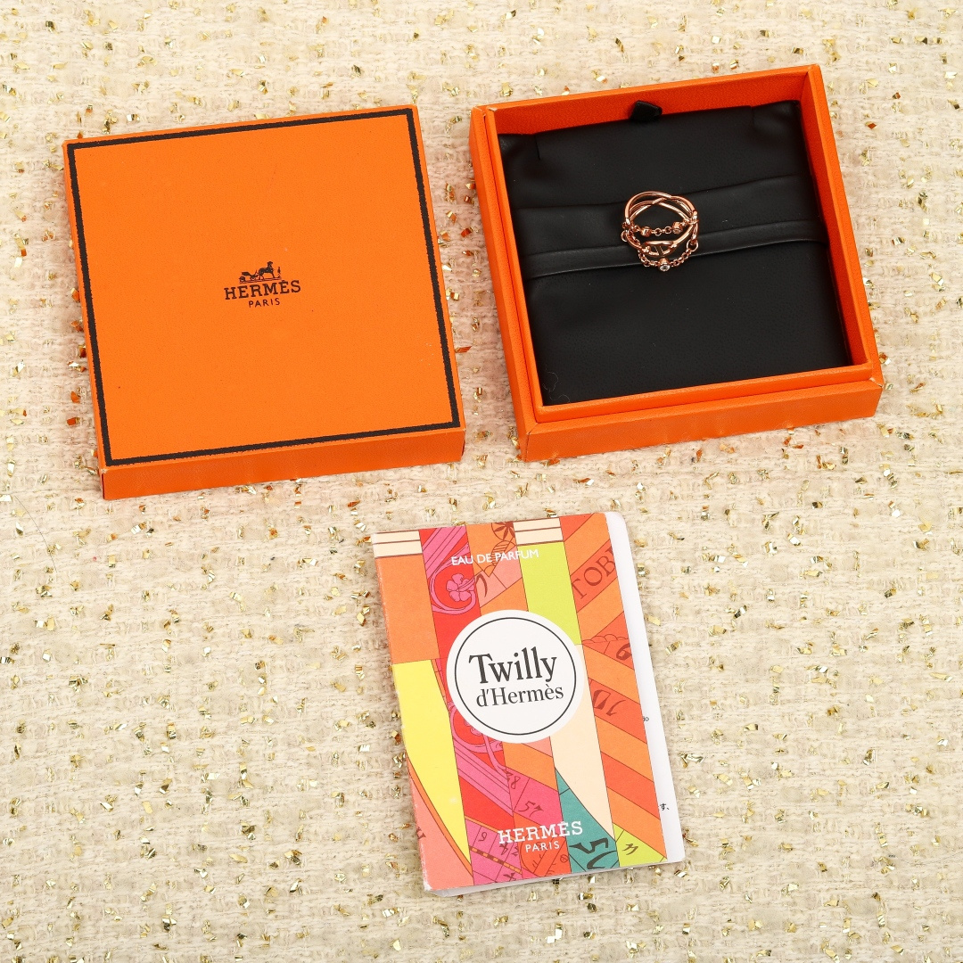 【】猪鼻子戒指 ，可订做18K真金真钻版，只做对版真金货，价询客Fu明星、网红、名媛都难以抗拒！酷劲十足