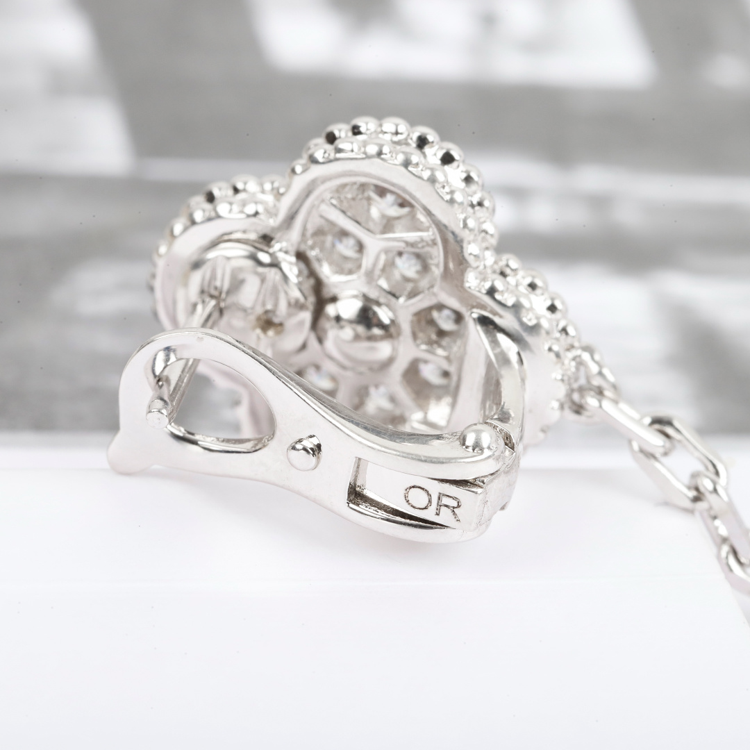 【】三花耳扣带钻 官网。 110 000+ 认准唯一一家真正购入珠宝类官网开发的，可订做真金真钻，只做对