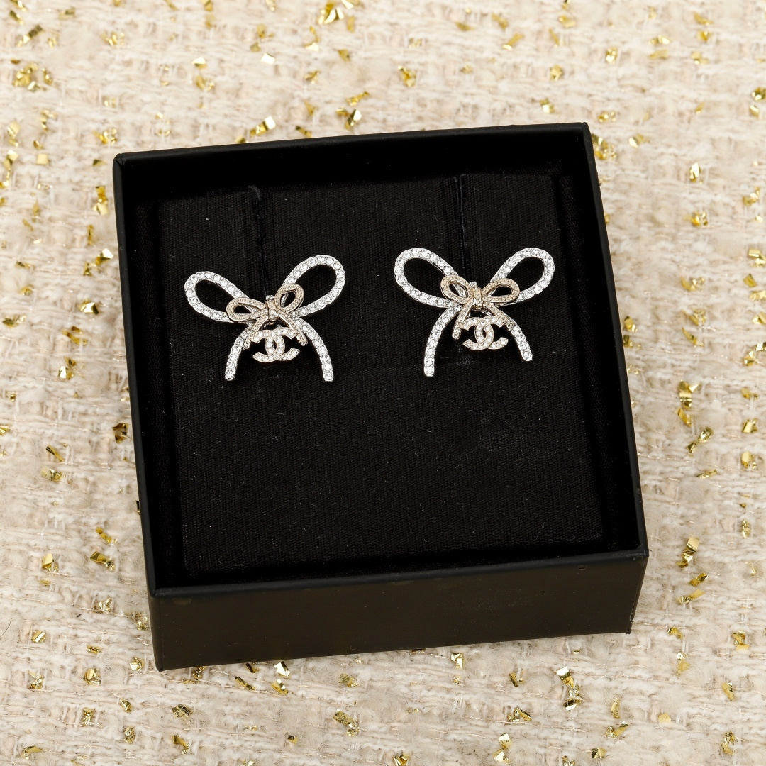 【】官网 7300❗️量大咨询客Fu❗。。本季必入爆款25K新款金色【Ch@nel蝴蝶结吊双C耳环】。火