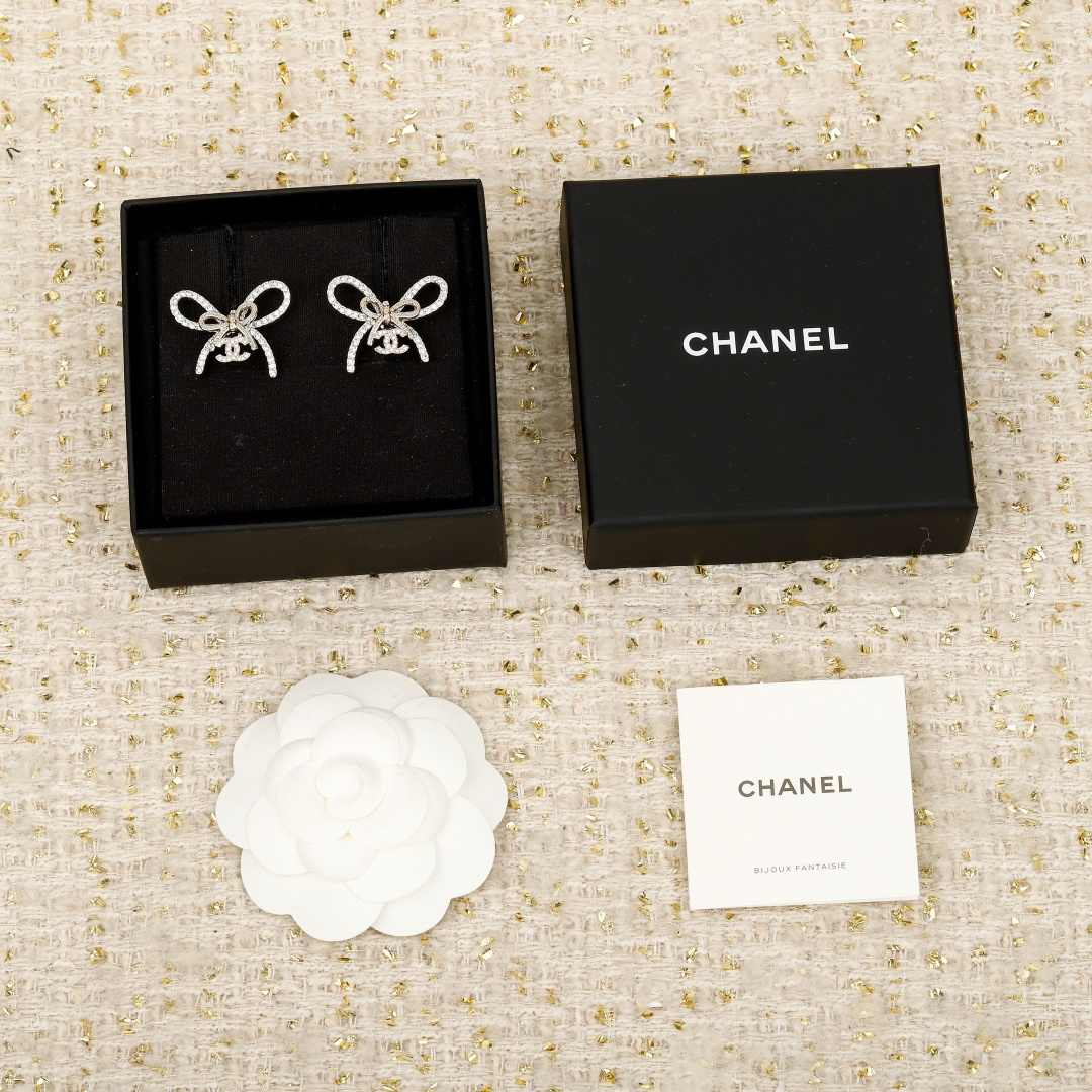 【】官网 7300❗️量大咨询客Fu❗。。本季必入爆款25K新款金色【Ch@nel蝴蝶结吊双C耳环】。火