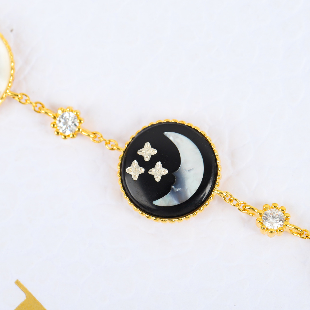 【纯银精工版➕0.3咪电镀】【D!or日月星辰五花手链】非常棒的一个设计，一面是星星月亮🌛，一面是太阳🌞