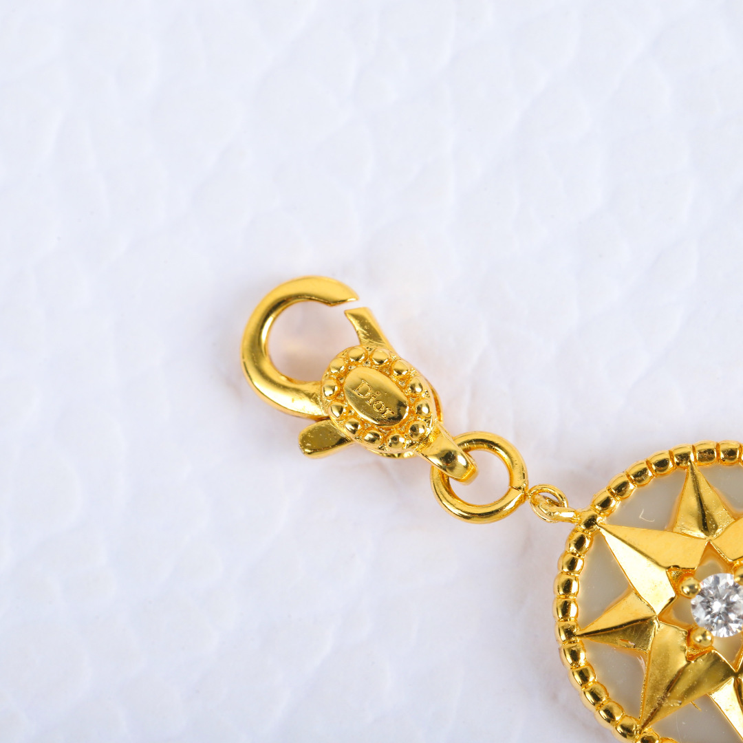 【纯银精工版➕0.3咪电镀】【D!or日月星辰五花手链】非常棒的一个设计，一面是星星月亮🌛，一面是太阳🌞