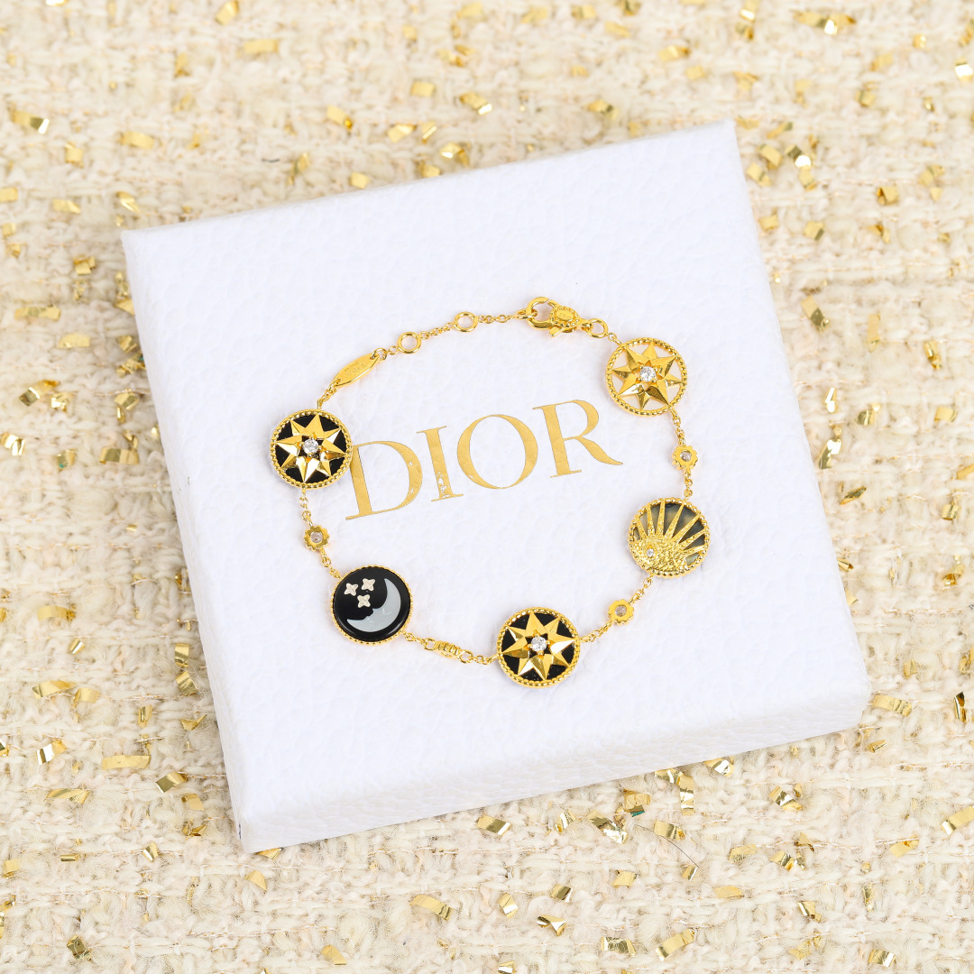 【纯银精工版➕0.3咪电镀】【D!or日月星辰五花手链】非常棒的一个设计，一面是星星月亮🌛，一面是太阳🌞