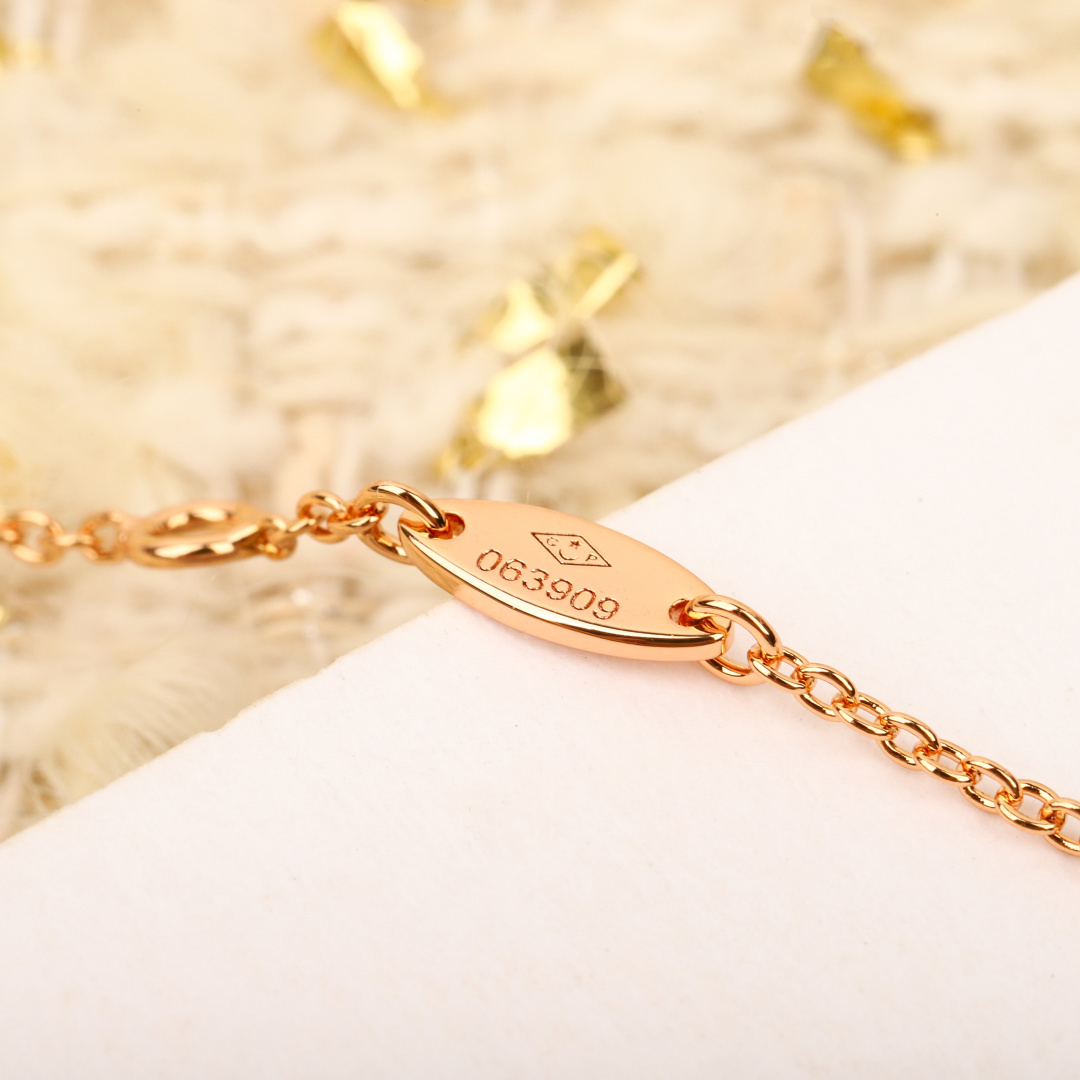 【】，八芒星手链，可订做真金真钻，只做对版官网真金货，Pk市面各种金货❗️量大咨询客FuÉtoile d