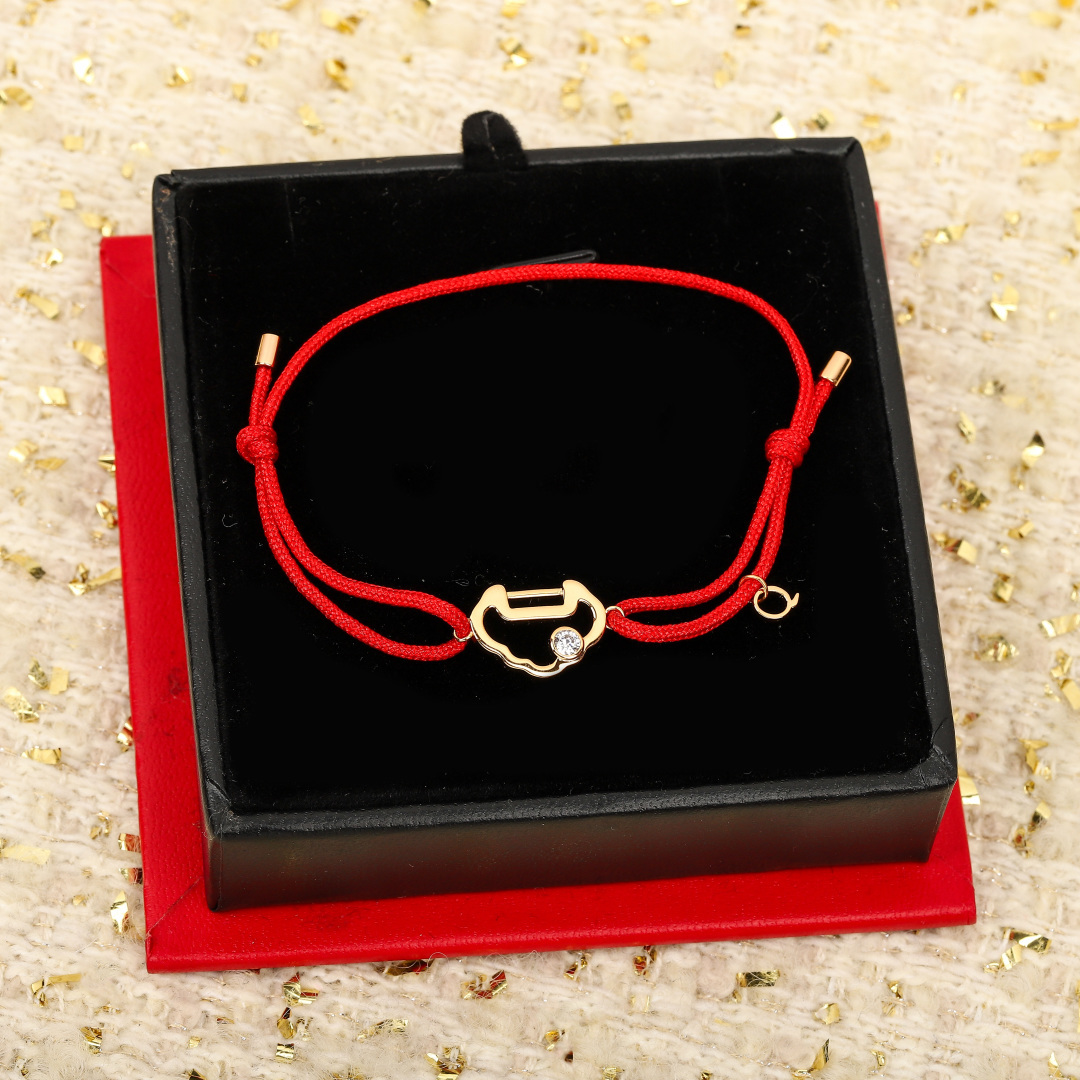 【】红绳手链， 可订做18K真金真钻版，只做对版真金货，价询客Fu红绳手链，唤起未泯童心。攀上藤蔓，发现