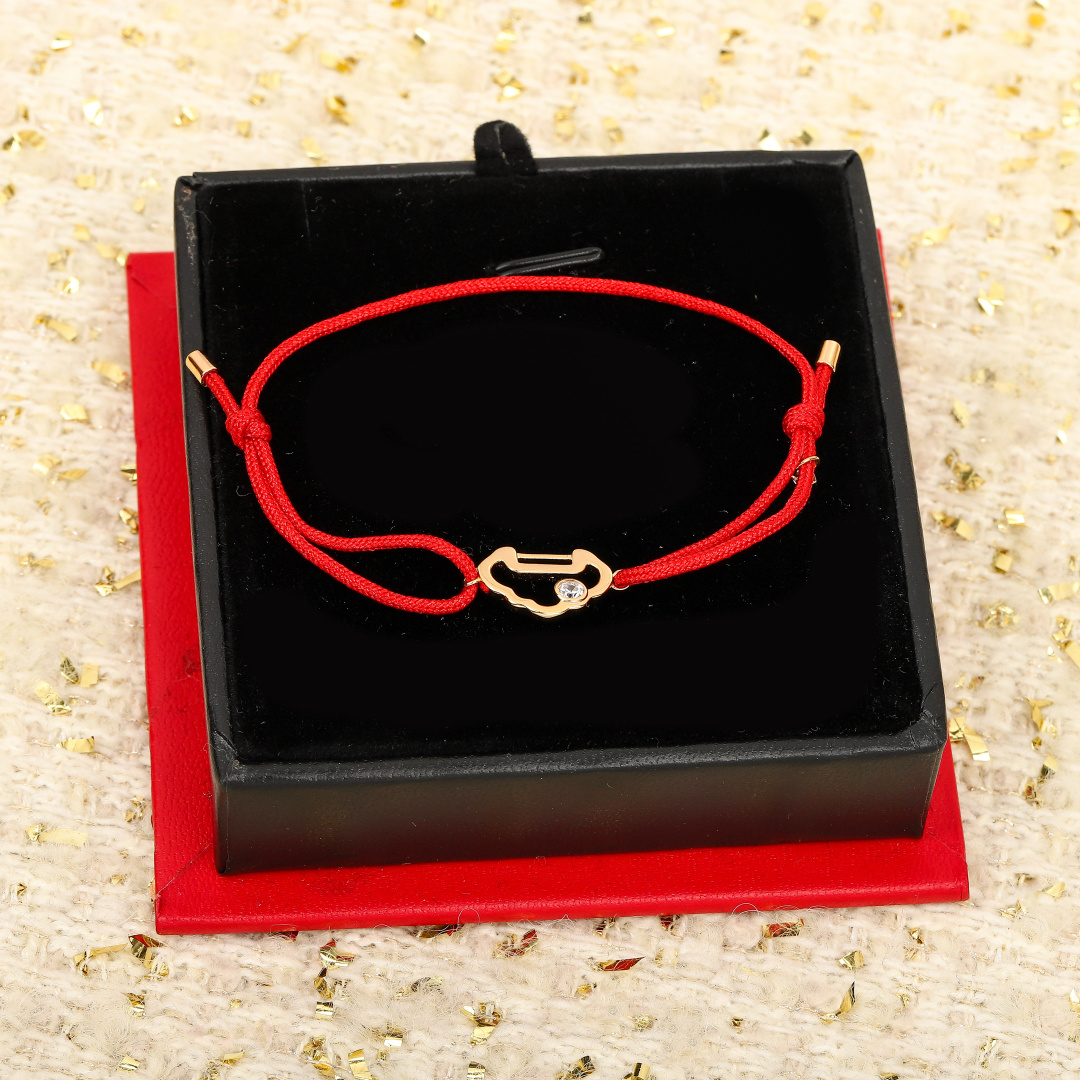 【】红绳手链， 可订做18K真金真钻版，只做对版真金货，价询客Fu红绳手链，唤起未泯童心。攀上藤蔓，发现