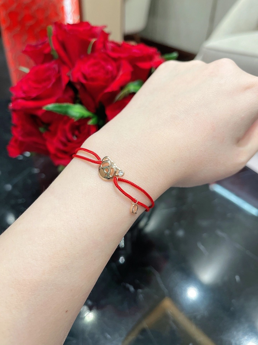 【】红绳手链， 可订做18K真金真钻版，只做对版真金货，价询客Fu红绳手链，唤起未泯童心。攀上藤蔓，发现
