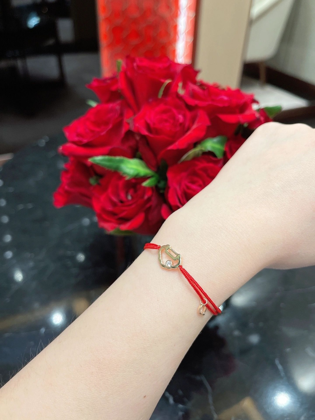 【】红绳手链， 可订做18K真金真钻版，只做对版真金货，价询客Fu红绳手链，唤起未泯童心。攀上藤蔓，发现