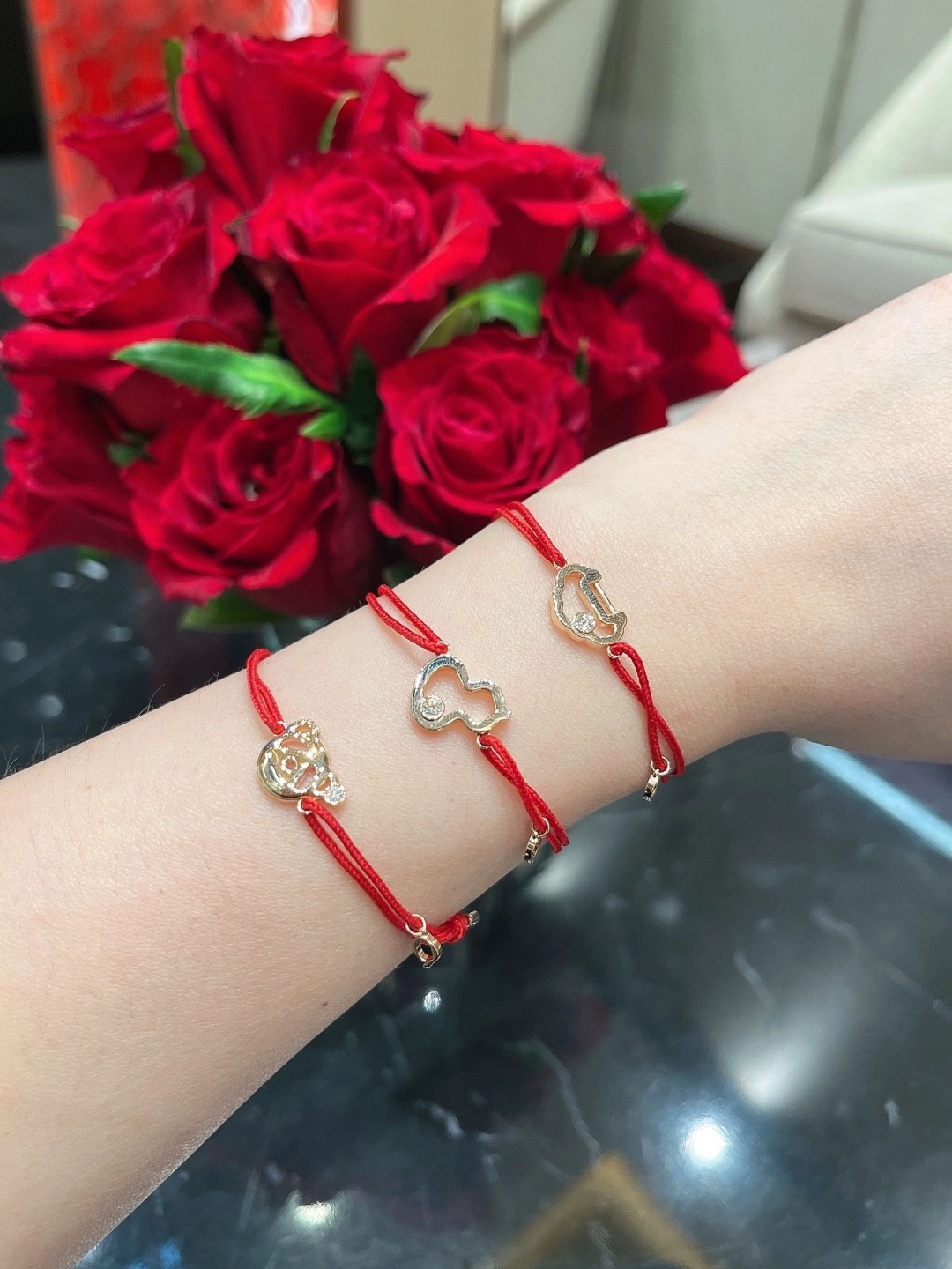 【】红绳手链， 可订做18K真金真钻版，只做对版真金货，价询客Fu红绳手链，唤起未泯童心。攀上藤蔓，发现