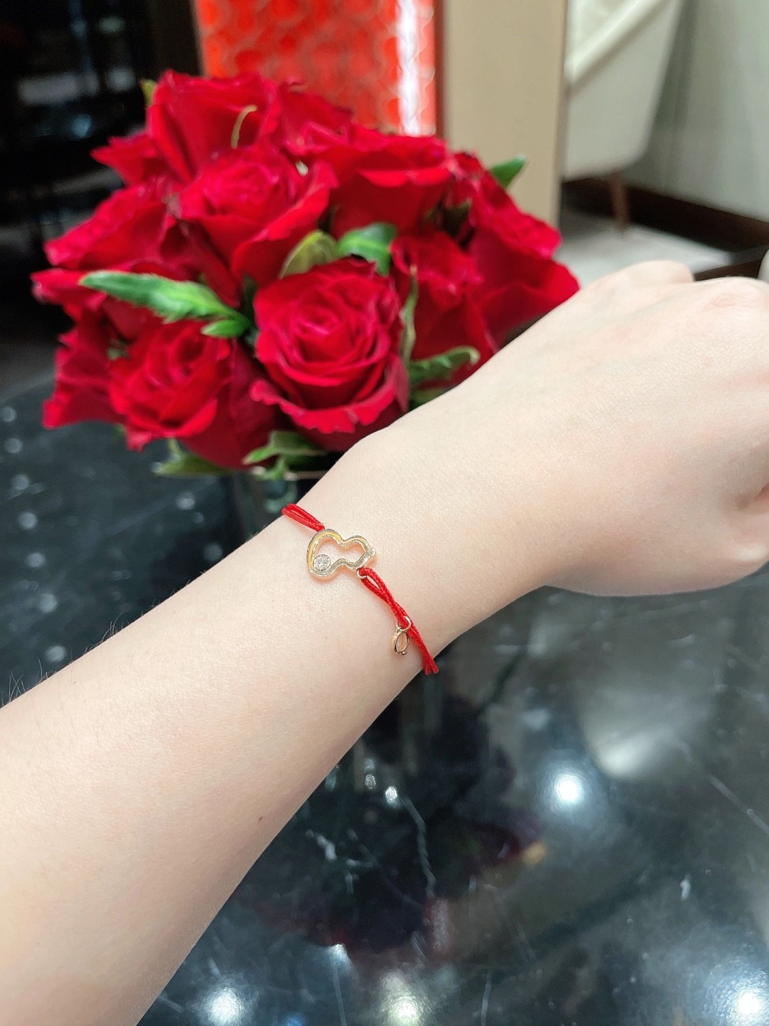 【】红绳手链， 可订做18K真金真钻版，只做对版真金货，价询客Fu红绳手链，唤起未泯童心。攀上藤蔓，发现