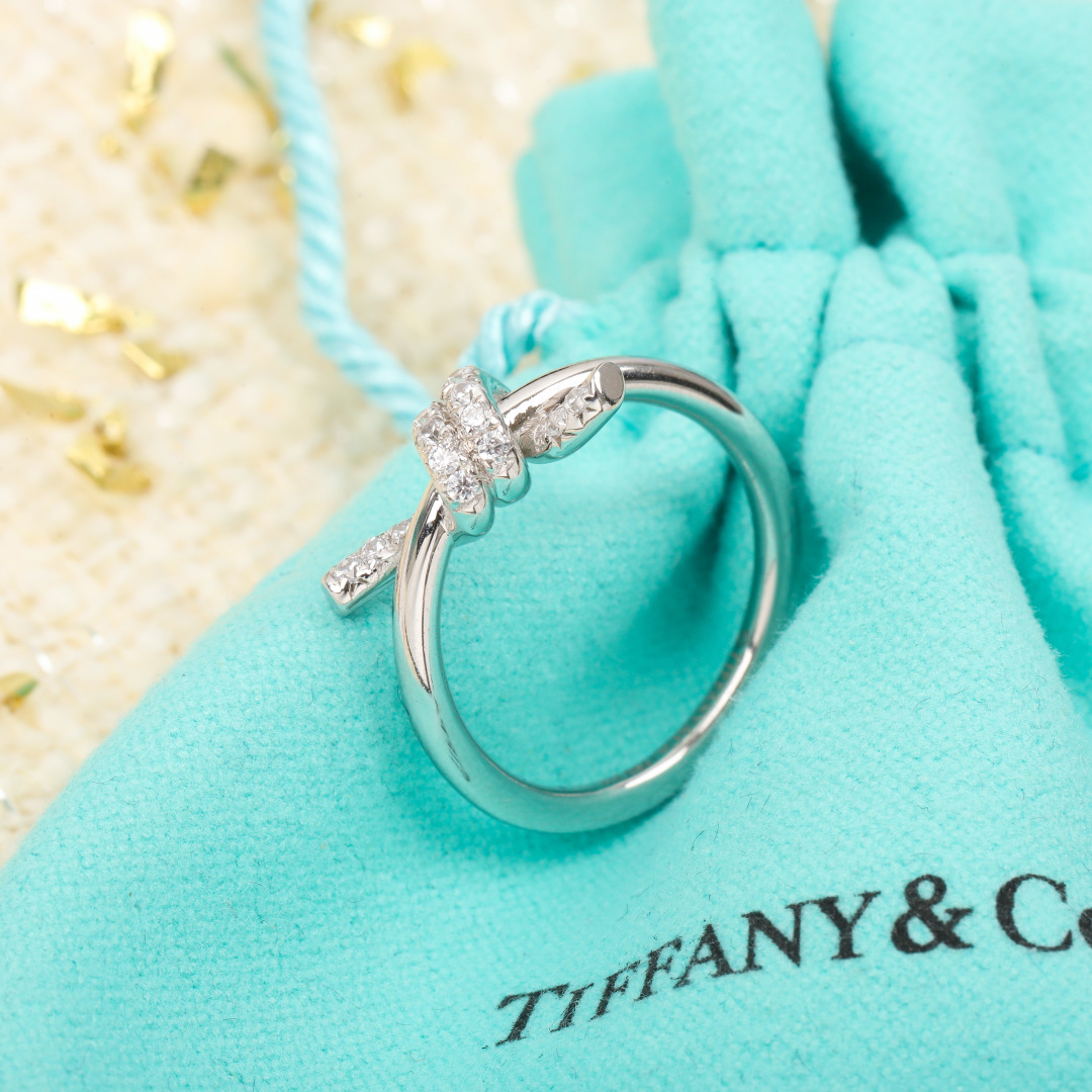 【】Knot戒指，可订做真金真钻，Pk市面各种金货❗️量大咨询客Fu【Knot戒指】很精致，也不会过细。