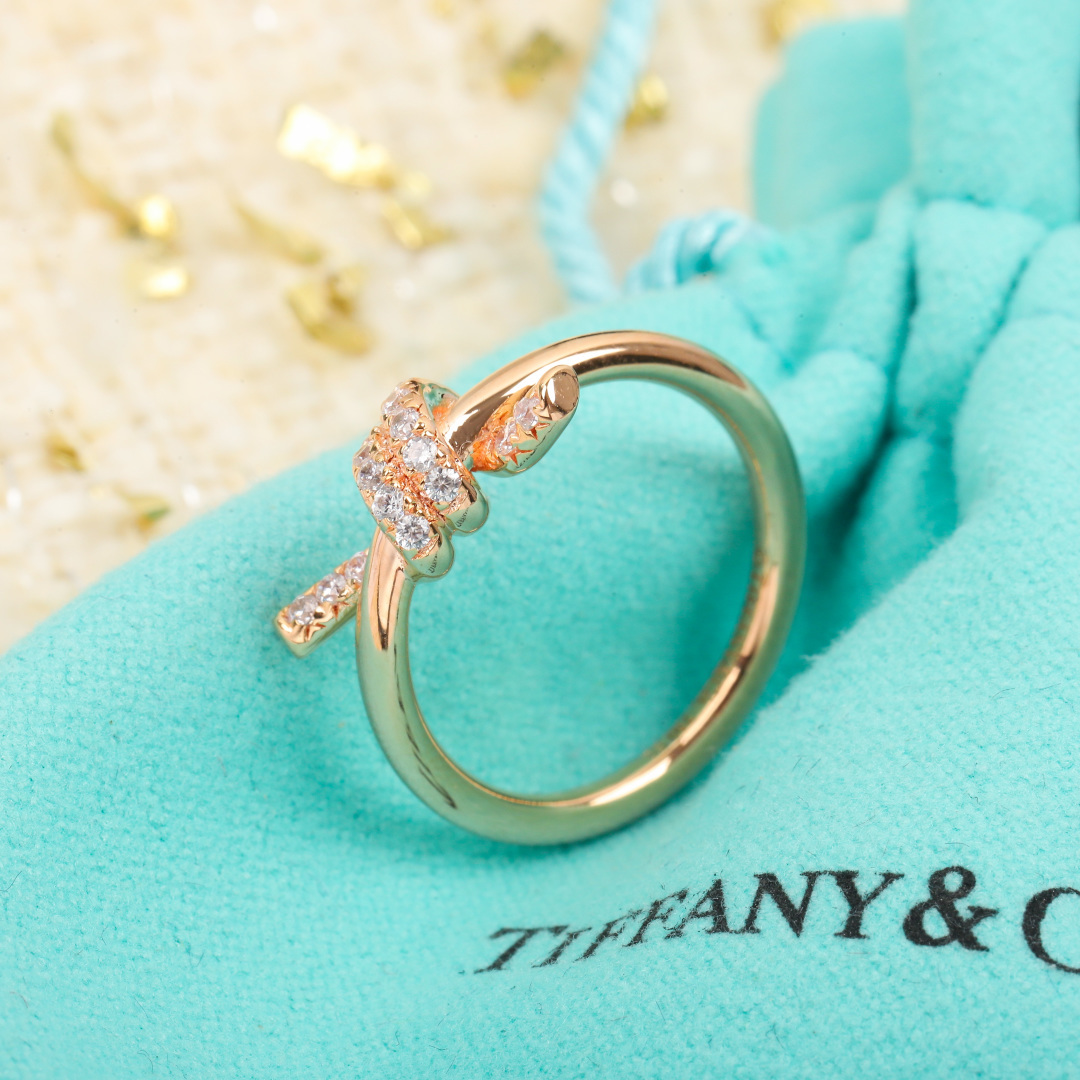 【】Knot戒指，可订做真金真钻，Pk市面各种金货❗️量大咨询客Fu【Knot戒指】很精致，也不会过细。