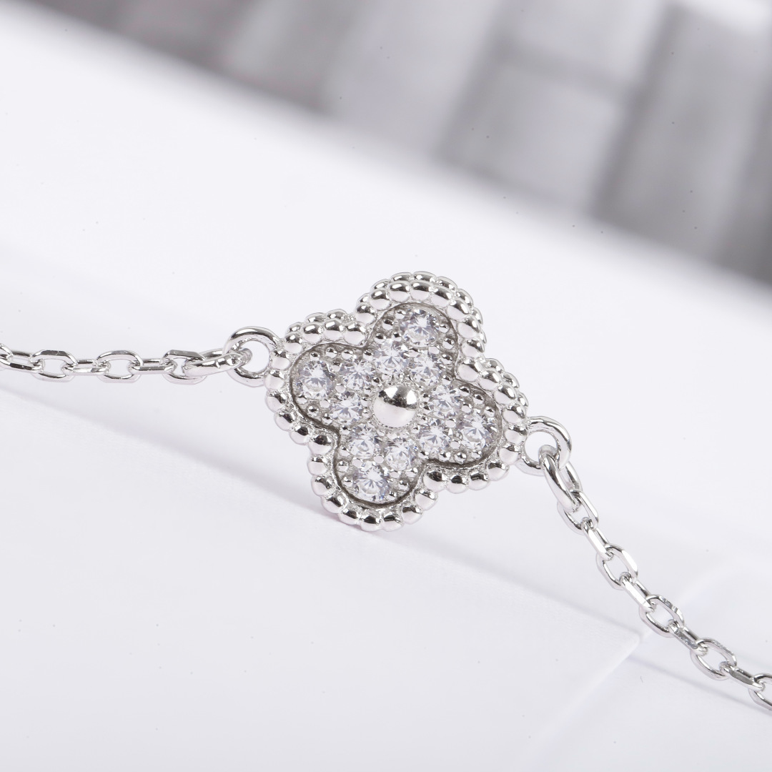 【】单花带钻手链 官网为真金真钻的珠宝类，可订做真金真钻版，价询客Fu精工纯银➕厚金电镀，❗⭕终于给我做