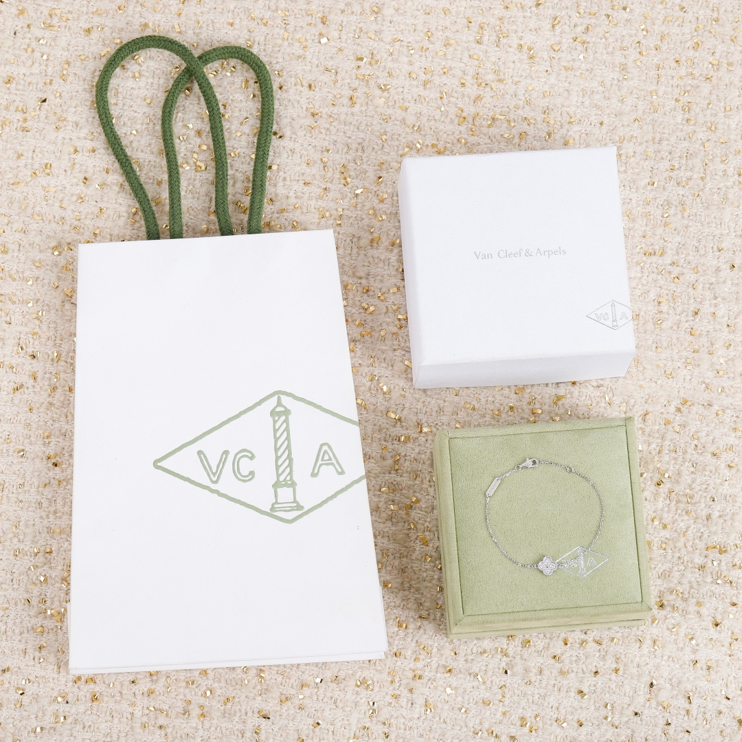 【】单花带钻手链 官网为真金真钻的珠宝类，可订做真金真钻版，价询客Fu精工纯银➕厚金电镀，❗⭕终于给我做