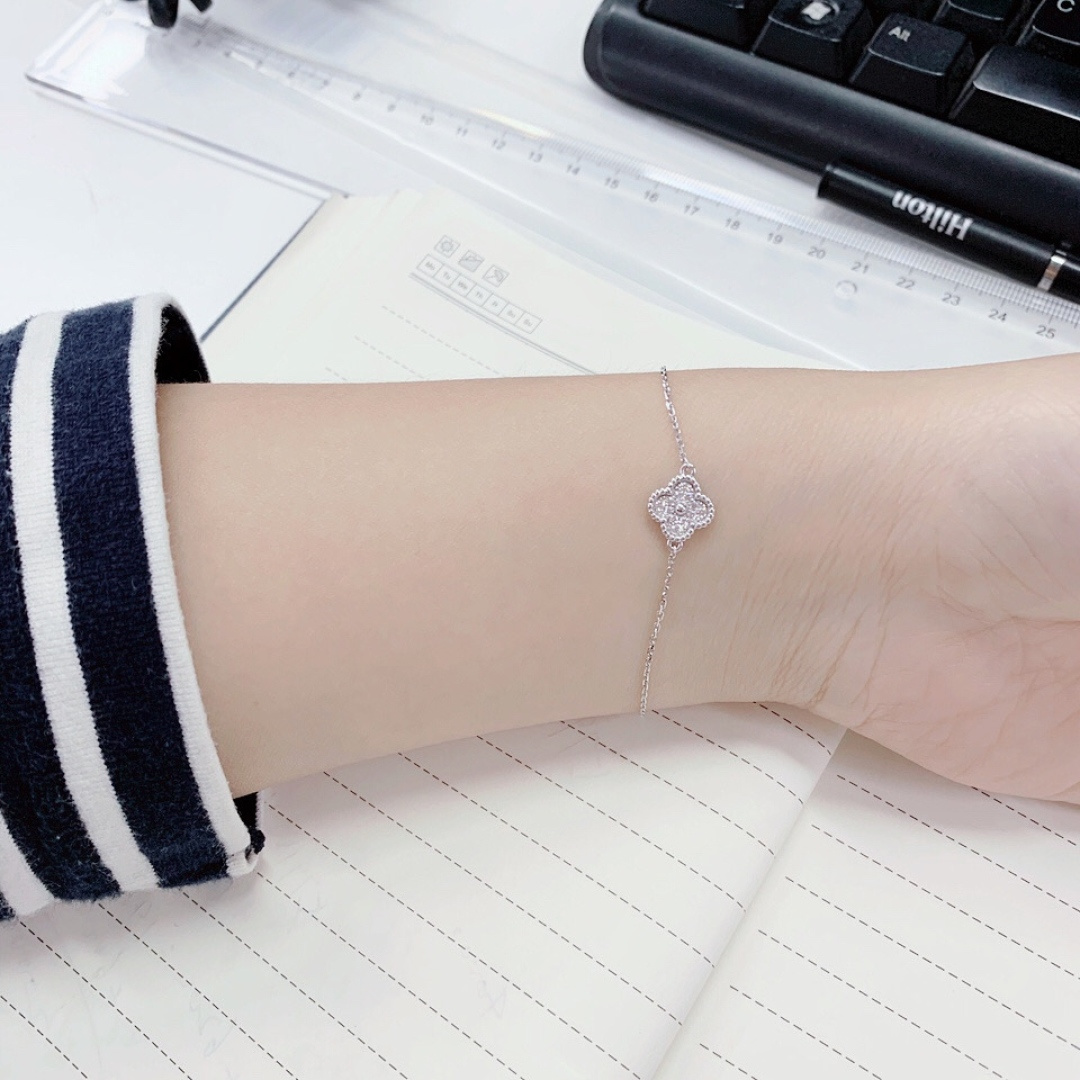 【】单花带钻手链 官网为真金真钻的珠宝类，可订做真金真钻版，价询客Fu精工纯银➕厚金电镀，❗⭕终于给我做