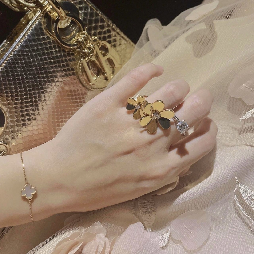 【】三叶草开口戒指 官网。44 000+ ，可订做18K真金真钻版，只做对版真金货，价询客FuFrivo