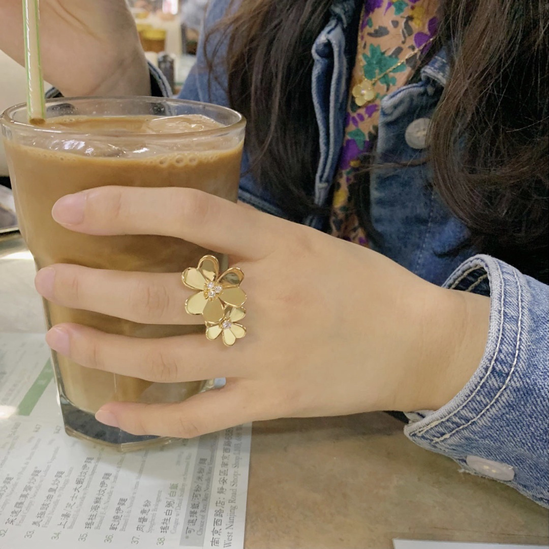 【】三叶草开口戒指 官网。44 000+ ，可订做18K真金真钻版，只做对版真金货，价询客FuFrivo